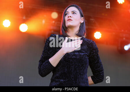 Norvegia, Oslo - Giugno 16, 2018. Il cantante inglese e cantautore Nadine Shah esegue un concerto dal vivo durante il norvegese music festival Piknik mi Parken 2018 a Oslo (Photo credit: Gonzales foto - Stian S. Moller). Foto Stock