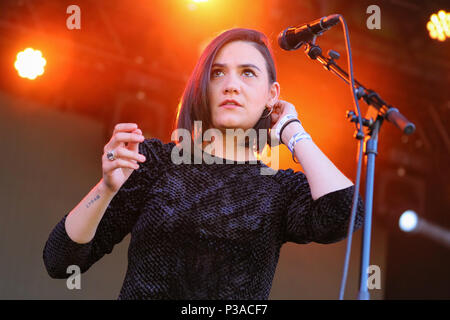 Norvegia, Oslo - Giugno 16, 2018. Il cantante inglese e cantautore Nadine Shah esegue un concerto dal vivo durante il norvegese music festival Piknik mi Parken 2018 a Oslo (Photo credit: Gonzales foto - Stian S. Moller). Foto Stock