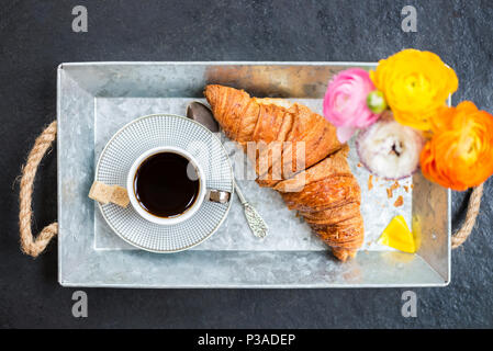 Caffè Della Prima Colazione a Letto -, Croissant, Latte Sul Vassoio  Immagine Stock - Immagine di alimento, crema: 62289153