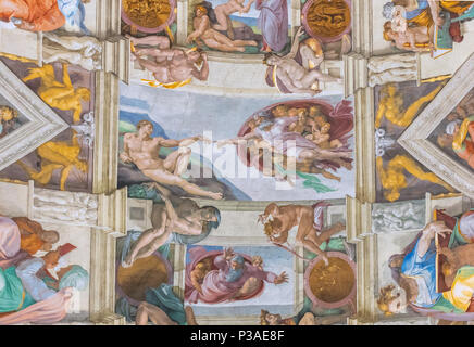 Roma, Italia - 29 Giugno 2017: Cappella Sistina soffitto, creazione scena, Musei Vaticani, Roma, Italia. Foto Stock