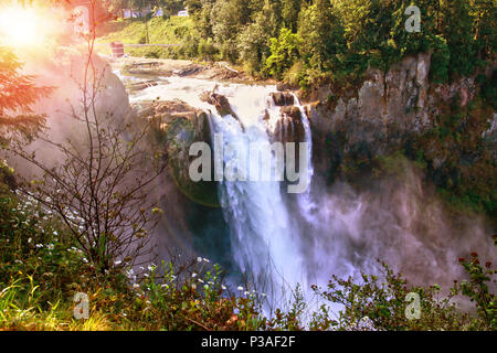 Mattina picchi di sole attraverso gli alberi a Snoqualmie Falls nello Stato di Washington nei pressi di Seattle. La cascata è sacro per i nativi Snoqualmie indiani che Foto Stock