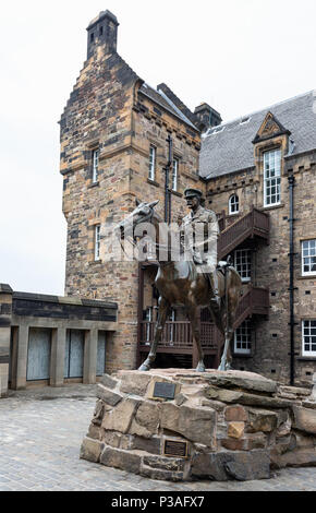 La statua del maresciallo di campo Sir Douglas Haig , o Earl Haig a cavallo, il Castello di Edimburgo, Edinburgh Scotland Regno Unito Foto Stock