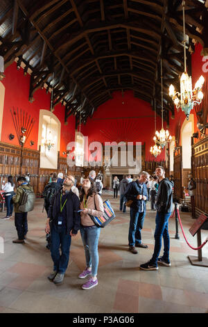 Il Castello di Edimburgo interni - i turisti nella grande hall, il Castello di Edimburgo, Edinburgh old town, Scotland Regno Unito Foto Stock