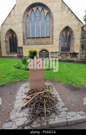 La Tomba o la tomba di Greyfriars Bobby cane, coperto con bastoni lasciati dai turisti, Greyfriars Kirk, Edimburgo Città Vecchia, Edimburgo Scozia UK Foto Stock