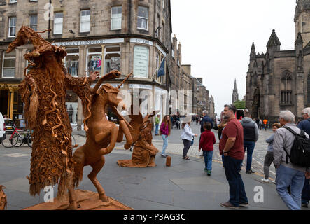 Gli artisti di strada, il Royal Mile di Edimburgo città vecchia, Edimburgo Scozia UK Foto Stock