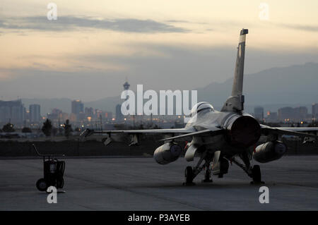 Un F-16 Fighting Falcon aeromobile dalla Repubblica di Singapore Air Force, 425th Manutenzione aeromobili unità (AMU) siede sul volo di linea alla Nellis Air Force Base, Nev., Gennaio 17, 2008, prima di una missione. Il 425th AMU sta partecipando a bandiera rossa 8-2.1, un esercizio di multinazionali che forniscono un ambiente realistico per mettere in pratica gli scenari di combattimento. Foto Stock