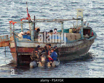 080219-0-9999A-003 Mar Arabico (feb. 19, 2008) membri della visita, scheda, ricerca e sequestro di team assegnato per la fregata francese Guepratte (F714) preparare per ispezionare un dhow nel Mar Arabico durante il coordinamento con le visite-missile destroyer USS Winston Churchill (DDG 81). Il team di imbarco scoperto almeno 400 bottiglie di alcol durante la ricerca il dhow. Guepratte e Churchill sono assegnati alla combinazione di Task Force (CTF) 150 e stanno conducendo le operazioni di sicurezza marittima (MSO) in tutto il Mare Arabico, Golfo di Oman e il Golfo di Aden e il Mar Rosso. MSO si concentrano sulla lotta contro il terrorismo, d Foto Stock