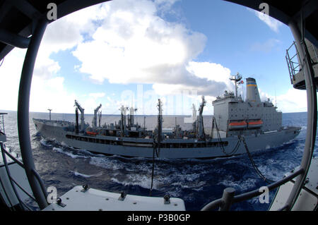 OCEAN (16 luglio 2008) l'assalto anfibio nave USS BonHomme Richard (LHD-6) riceve il combustibile dal militare comando Sealift flotta oliatore di rifornimento USS Guadalupe (TAO-200) durante il cerchio del Pacifico 2008. RIMPAC è il più grande worldÕs multinazionale di esercizio ed è programmato a scadenza biennale da parte del governo degli STATI UNITI Flotta del pacifico. Tra i partecipanti figurano gli Stati Uniti, Australia, Canada, Cile, Giappone, Paesi Bassi, Perù, Repubblica di Corea, di Singapore e del Regno Unito. Foto Stock