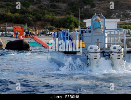 BAY, Creta, Grecia (23 luglio 2008) un oil spill response team a U.S. Supporto navale attività Souda Bay distribuisce un "porto Buster' dell'olio ad alta velocità sistema di contenimento durante un trapano per le procedure di prova per contenere e recuperare olio durante una fuoriuscita. Foto Stock