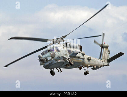 Oceano Indiano (ott. 17, 2008) Una SH-60B Mare Hawk elicottero assegnato all'elicottero Anti-Submarine Squadron luce (HSL) 42 conduce un rifornimento verticale con le visite-missili cruiser USS Vella Gulf (CG 72). Vella golfo è distribuito come parte dell'Iwo Jima Expeditionary Strike gruppo sostenere le operazioni di sicurezza marittima NEGLI STATI UNITI Quinta Flotta area di responsabilità. Foto Stock