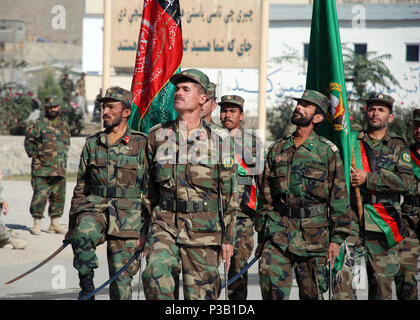 Afghanistan (ott. 24, 2008) Afghanistan Esercito Nazionale soldati marzo in formazione durante una cerimonia di consegna dei diplomi per 828 soldati al militare di Kabul, centro di formazione (KMTC). Soldati afgani completato la loro formazione di base e distribuire in tutto il paese a sostegno di AfghanistanÕs la difesa nazionale. Foto Stock