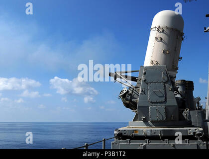 Di OMAN (nov. 7, 2008) Il vicino-in sistema di armi (CWIS) è il test licenziato dal ponte della guidato-missili cruiser USS Monterey (CG 61). Monterey e Theodore Roosevelt Carrier Strike gruppo stanno conducendo le operazioni negli Stati Uniti Quinta Flotta area di responsabilità. Foto Stock