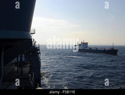 (Nov. 9, 2008) l'equipaggio della nave mercantile MV Faina stand sul ponte dopo un U.S. Navy richiesta di controllare sul loro stato di salute e il benessere degli animali. Il Belize bandiera nave da carico di proprietà di e gestito da Kaalbye spedizioni, Ucraina, è stata sequestrata dai pirati sett. 25 e costretti a procedere per ancoraggio al largo delle coste somale. La nave trasporta un carico di ucraino T-72 serbatoi e relative apparecchiature militari. Foto Stock