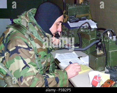 Aria stazione di ingegneria, N.J. (Dec. n. 7, 2008) un Seabee dalla società Alfa del Naval Mobile Battaglione di costruzione (NMCB) 21 stabilisce un contatto radio con il fuoco squadre sul campo durante il funzionamento brezza fresca, un campo di mini esercizio inteso a sviluppare efficaci a livello aziendale di comando, di controllo e di comunicazioni secondo battaglione tactical standard e procedure operative. Foto Stock