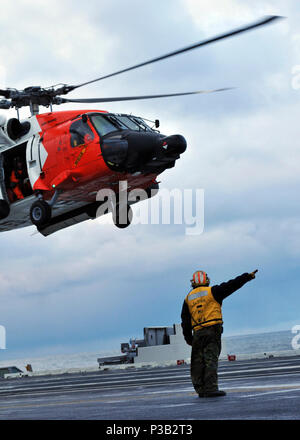 OCEAN (dec. n. 15, 2008) di aviazione di Boatswain Mate (manipolazione) 1a classe Jerry Pitts, da Santa Maria in California, dirige un U.S. Coast Guard HH-60 elicottero per il lancio dal ponte di volo della portaerei USS Abraham Lincoln (CVN 72). L'elicottero ha partecipato all'evacuazione dei feriti un marinaio mercantile di Abraham Lincoln. Il marinaio è stata stabilizzata dal punto di vista medico e volato a San Francisco per il trattamento. Lincoln è in corso di addestramento e supporto delle qualifiche. Foto Stock