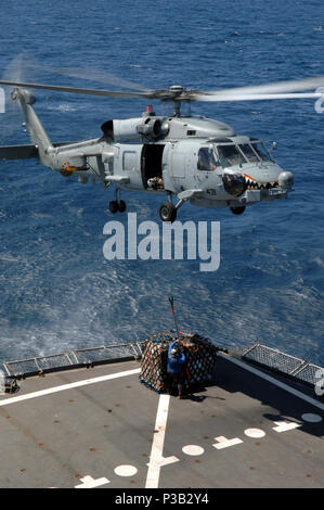 OCEAN (dec. n. 17, 2008) Una SH-60 Sea Hawk riceve rifornimenti dalla flotta di rifornimento USNS oliatore Tippecanoe (T-AO 199) ai mezzi di trasporto per il missile cruiser USS Vella Gulf (CG 72) durante un rifornimento verticale. Foto Stock