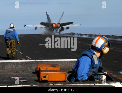 Di OMAN (dec. n. 29, 2008) di aviazione di Boatswain Mate (manipolazione) Airman Logan Judd mans caldo stazione del trattore come un F/A-18 Hornet assegnati al 'Valions' di Strike Fighter Squadron (VFA) 15 lancia dalla portaerei USS Theodore Roosevelt CVN (71). Theodore Roosevelt e avviato Carrier aria Wing (CVW) 8 sono distribuiti negli Stati Uniti Quinta Flotta area di responsabilità. Foto Stock