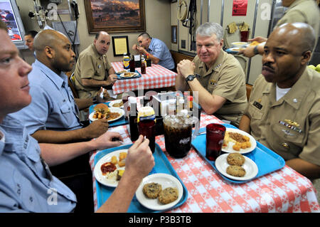 BAY, Ga. (Feb. 19, 2009) Capo di operazioni navali (CNO) Adm. Gary Roughead ha il pranzo con il missile tecnico 2a classe Matteo Edlin, sinistra, Electronics Tecnico 1a classe Sterling Sims, e Cmdr. Roger Isom, comandante dell'oro equipaggio del, ballistic-missile sottomarino, USS Wyoming SSBN (742). Roughead è nella regione di navale a sud-est di partecipare alla cerimonia di commemorazione per la millesima Trident di pattugliamento e di visitare i vari impianti navali per farsi una prima occhiata al lavoro svolto dai marinai della marina militare e civili nella regione. Foto Stock