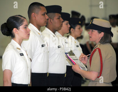 Stazione ARIA PENSACOLA, Fla. (17 aprile 2009) Capo Hospital Corpsman Alba Calhoun, un istruttore dal funzionario comando formazione Newport, R.I., ispeziona Navy ROTC Junior cadetti da East Aurora, Ill., High School nel corso di una ispezione del personale all'undicesima edizione 2009 NJROTC National Academic, atletico e praticare la concorrenza a Naval Air Station Pensacola. East Aurora gareggiato contro altri 24 NJROTC alta scuola di unità da 13 membri del personale ispezioni, test accademico, trapano militare e competizioni atletiche. Foto Stock