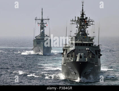 Il Royal Australian Navy Adelaide-class guidato-missile frigate HMAS Sydney (FFG 03) e l'Anzac-classe fregata HMAS Ballarat (FFH 155) condurre formazione maneuverings nell'Oceano Atlantico, 17 luglio 2009. Il maneuverings vengono condotti con gli Stati Uniti Navy?s guidato-missile destroyer USS Mahan (DDG 72) come parte della Australian navi? Sei mesi di distribuzione internazionale Operazione Trident Settentrionale 2009. (DoD Foto Stock