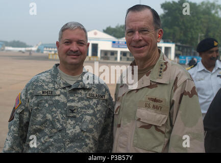 Adm. Mike Mullen, presidente del Joint Chiefs di visite del personale di Islamabad, in Pakistan il 24 luglio 2010. (DoD Foto Stock
