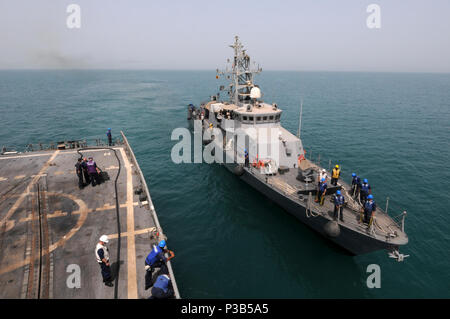 Golfo (Agosto 17, 2009) Il ciclone-class pattugliamento costiero nave USS Typhoon (PC 5) tira al fianco di Oliver Hazard Perry-classe fregata USS Thach (FFG 43) per un rifornimento di carburante in mare. Questo evento segna la prima volta Thach ha effettuato un rifornimento di carburante in mare con un pattugliamento costiero della nave. Thach è parte del Ronald Reagan Carrier Strike gruppo ed è su una distribuzione di routine negli Stati Uniti Quinta Flotta area di responsabilità. Foto Stock