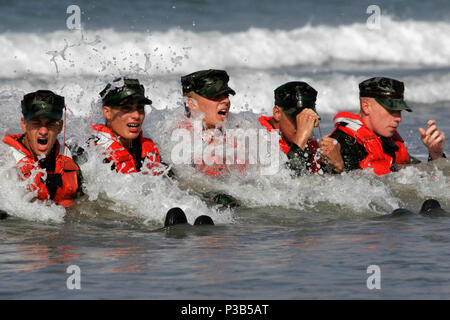 Stati Uniti I marinai in base demolizioni subacquee/classe di tenuta 279 partecipare ad un passaggio di surf esercizio durante la prima fase della loro formazione a Naval Amphibious Base Coronado, California, Sett. 10, 2009. Le guarnizioni sono la componente marittima di funzionamento speciale forze e sono addestrati per condurre una serie di operazioni dal mare, l aria e la terra. (DoD Foto Stock