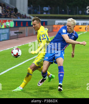 REYKJAVIK, Islanda - 5 Settembre 2017: Hordur Magnusson di Islanda (R) combatte per una sfera con Andriy Yarmolenko dell'Ucraina durante il FIFA World Cu Foto Stock