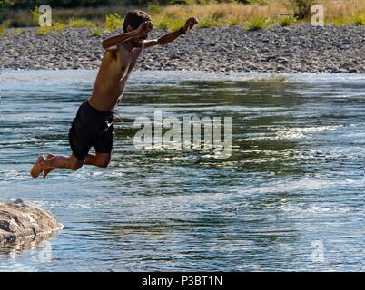 Uomo indiano salti in Motueka river in Nuova Zelanda Foto Stock