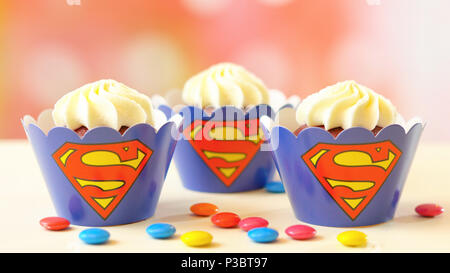 Adelaide, Sud Adelaide - Giugno 15, 2018: Festa di compleanno di bambini a tema superman tortini, chiudere in su contro un colorato sfondo color pastello, con copia Foto Stock