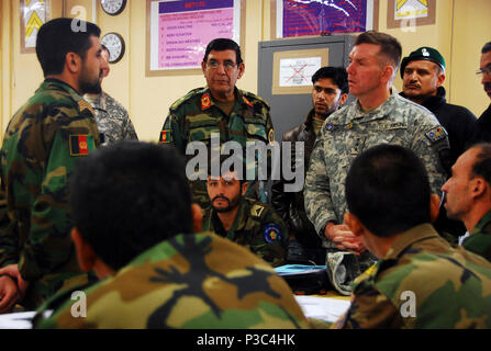 KABUL, Afghanistan - Lt. Gen. William B. Caldwell, IV, Comandante NATO Training Mission-- Afghanistan, destra, ascolta un Afghanistan soldato dell'esercito come egli discute la formazione che ha ricevuto mentre attraversano il Non-Commissioned scuola ufficiale tenutasi a Kabul militare Centro di formazione. Caldwell ha visitato la scuola di NCO con base a Kabul, a Dic. 07, 2009 al fine di accertare i materiali necessari per raggiungere gli obiettivi operativi. Foto Stock