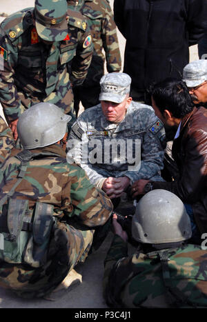 KABUL, Afghanistan - Lt. Gen. William B. Caldwell, IV, Comandante NATO Training Mission Afghanistan, centro, ascolta un Afghanistan soldato dell'esercito come egli discute la formazione che ha ricevuto mentre frequentano l'esercito di base corso guerriero tenutasi a Kabul militare Centro di formazione. Caldwell ha visitato il centro di formazione, basato a Kabul, a Dic. 07, 2009 al fine di accertare i materiali necessari per raggiungere gli obiettivi operativi. Foto Stock