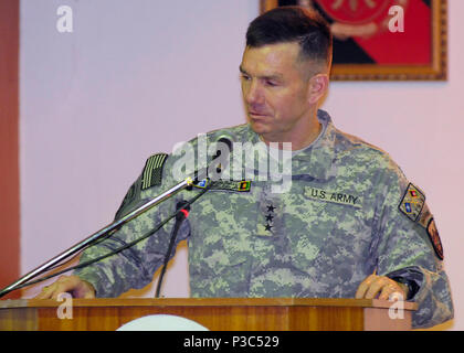 (Kabul, Afghanistan) Lt. Gen. William B. Caldwell, IV, Comandante NATO Training Mission, ascolta una questione da un senior soldato arruolato al sesto semi-annuale Sergente Maggiore conferenza internazionale a Kabul. Più di un centinaio di soldati senior ANA e soldati della coalizione hanno partecipato al seminario tenutosi presso l'Esercito nazionale afgano Air Corp auditorium, per condividere idee ed esperienze benefiche per l'Afghanistan non commissionato corpi ufficiali. Foto Stock