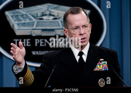 Stati Uniti Navy Adm. Mike Mullen, presidente del Comune di capi di Stato Maggiore, parla nel corso di una conferenza stampa presso il Pentagono di Arlington, Virginia, Dic 10, 2009. (DoD Foto Stock