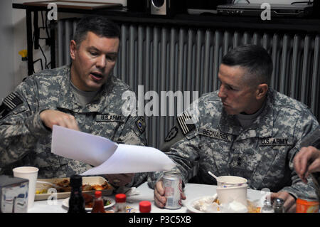 KABUL, Afghanistan -- il Brig. Gen. Gary S. Patton, assistente del comandante generale, programmi, sinistra, discute la strategia con il Mag. Gen. Michael Bednarek, Comandante esercito Prima Divisione est, durante una cena presso la "capra" impianto di pranzo a Camp Eggers, Kabul, Afghanistan a Dic. 10, 2009. La strategia la cena è stata ospitata dal Lt. Gen. William B. Caldwell, IV, Comandante NATO Training Mission - Afghanistan a Dic. 10, 2009 e incluso Lt. Gen. Thomas G. Miller, comandante generale prima armata e Briga. Simon Levey, Comandante Formazione combinato gruppo consultivo. I generali hanno discusso una migliore utilizzazione o Foto Stock