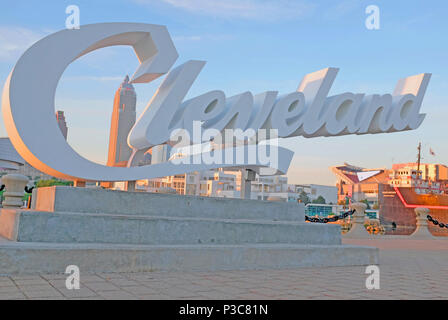 Cleveland script a sunrise nel porto northcoast fuori dal centro cittadino di Cleveland, Ohio, USA. Foto Stock