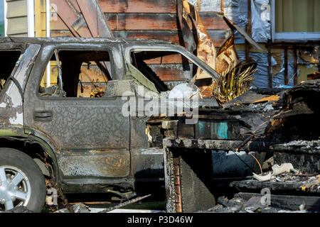 Bruciato auto. Impostare il fuoco alle auto in parcheggio. Bandit guerre, la distruzione della macchina antincendio dopo il fuoco deformata macchina. Conseguenze della vettura acc Foto Stock