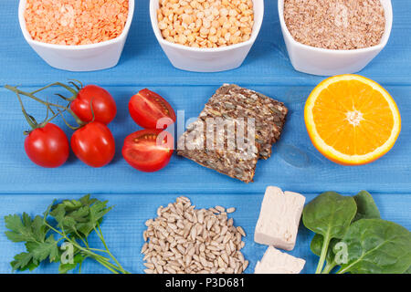 Cibo nutriente come fonte di vitamina B9, la fibra dietetica, acido folico e minerali naturali, il concetto di uno stile di vita sano Foto Stock