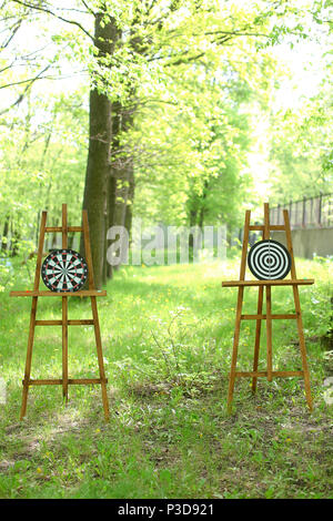 Freccette bersagli su cavalletti in legno nella foresta. Foto Stock