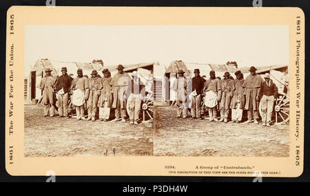 . Inglese: un gruppo di 'contrabands' . Inglese: Stereografia che mostra un gruppo di sette americano africano uomini, ex schiavi, vestito nella vecchia Unione uniformi in piedi di fronte a un carro e shack. [Tra il 1861 e il 1865, stampato in seguito] 1 un gruppo di contrabands 1865 Foto Stock