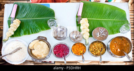 Tradizionale pasto indiano servire su foglie di banano, Kerala, India Foto Stock