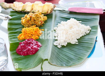 Tradizionale pasto indiano servire su foglie di banano, Kerala, India Foto Stock