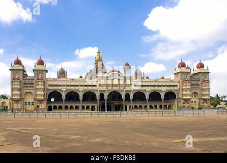 Una vista del famoso Mysore Palace nella città di Mysore, Karnataka, India. Foto Stock