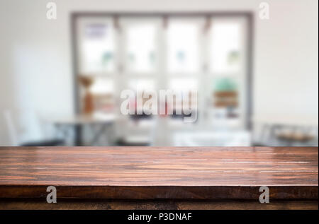 Messa a fuoco selezionata vuota brown tavolo in legno e Coffee shop la sfocatura dello sfondo con bokeh immagine. per il fotomontaggio o display del prodotto. Foto Stock