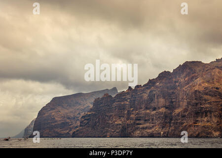 Nuvoloso scogliere di Los Gigantes a Tenerife, Isole Canarie, Spagna Foto Stock