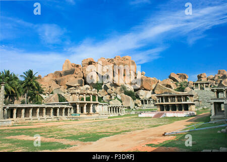Tempio nel paesaggio arido di Hampi,Karnataka, India Foto Stock