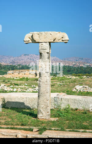 Pilastro sculture in Vittala tempio indù, un sito Patrimonio Mondiale dell'UNESCO, Hampi, Karnataka, India. Foto Stock