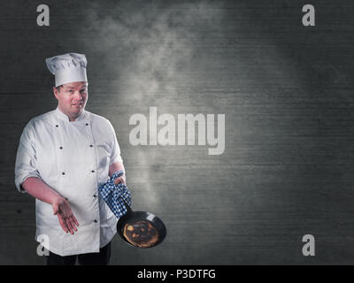 Cook ha bruciato le frittelle in padella Foto Stock