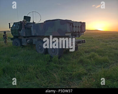 Spc. Kavin Johnson, membro di equipaggio, 1° Battaglione, campo 181st reggimento di artiglieria, Tennessee Guardia Nazionale sta di fronte ad un M142 High Mobility Artillery Rocket System (HIMARS) durante una grande scala, multi-stato, campo di addestramento di artiglieria esercizio operazione denominata Western sciopero a Camp Guernsey, Wyoming. (U.S. Esercito nazionale Guard foto di Spc. Stephen M. Wright) Foto Stock