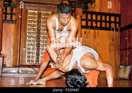 COCHIN - 16 febbraio: Kalaripayattu master dimostra le sue abilità sulla serata di spettacolo il 16 febbraio 2009 a Fort Cochin, India del Sud. Kalaripayattu Foto Stock